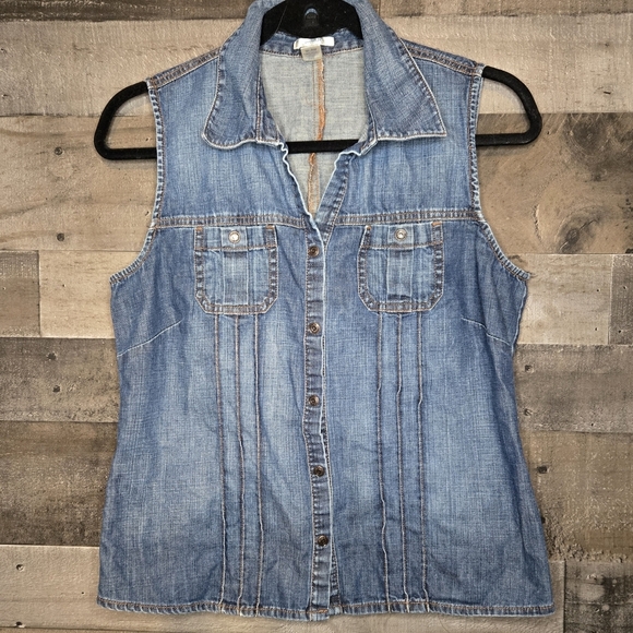 Old navy Sleeveless Denim Button-Up Top - Picture 1 of 5